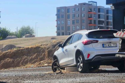 batmanda-otomobil-rogara-cikti