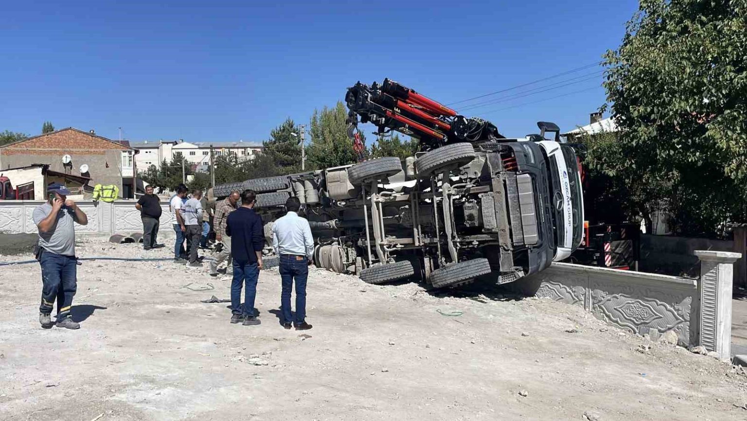 beton-mikseri-devrildi-surucusu-hafif-sekilde-yaralandi