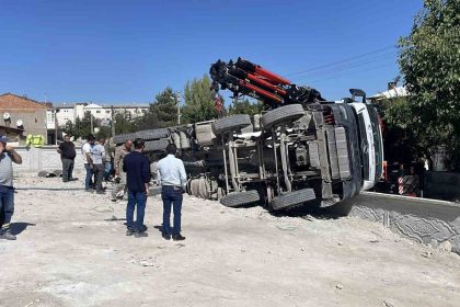beton-mikseri-devrildi-surucusu-hafif-sekilde-yaralandi