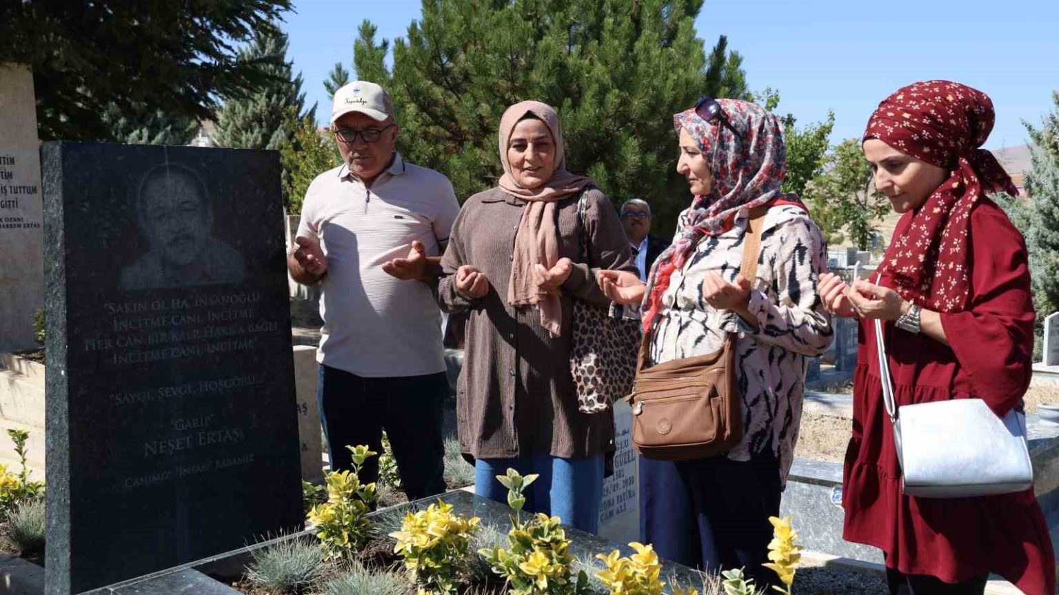 bozlak-ustasi-neset-ertas-kabri-basinda-anildi