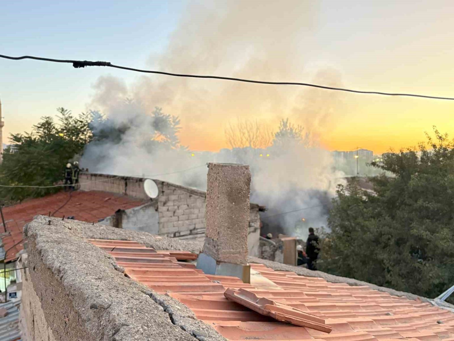 cardakta-cikan-yangin-eve-sicradi-anneannenin-dikkati-torunlari-kurtardi