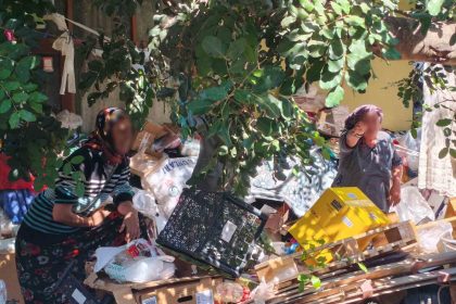 cop-eve-temizlige-gelen-belediye-ekiplerine-zor-anlar-yasatti