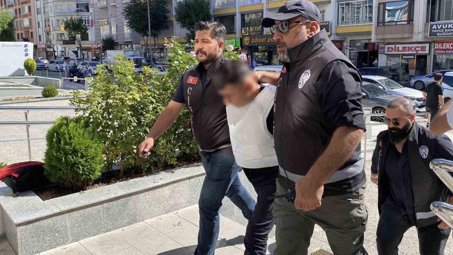 corumda-petshop-dukkaninda-islenen-cinayetin-3-suphelisi-adliyeye-sevk-edildi