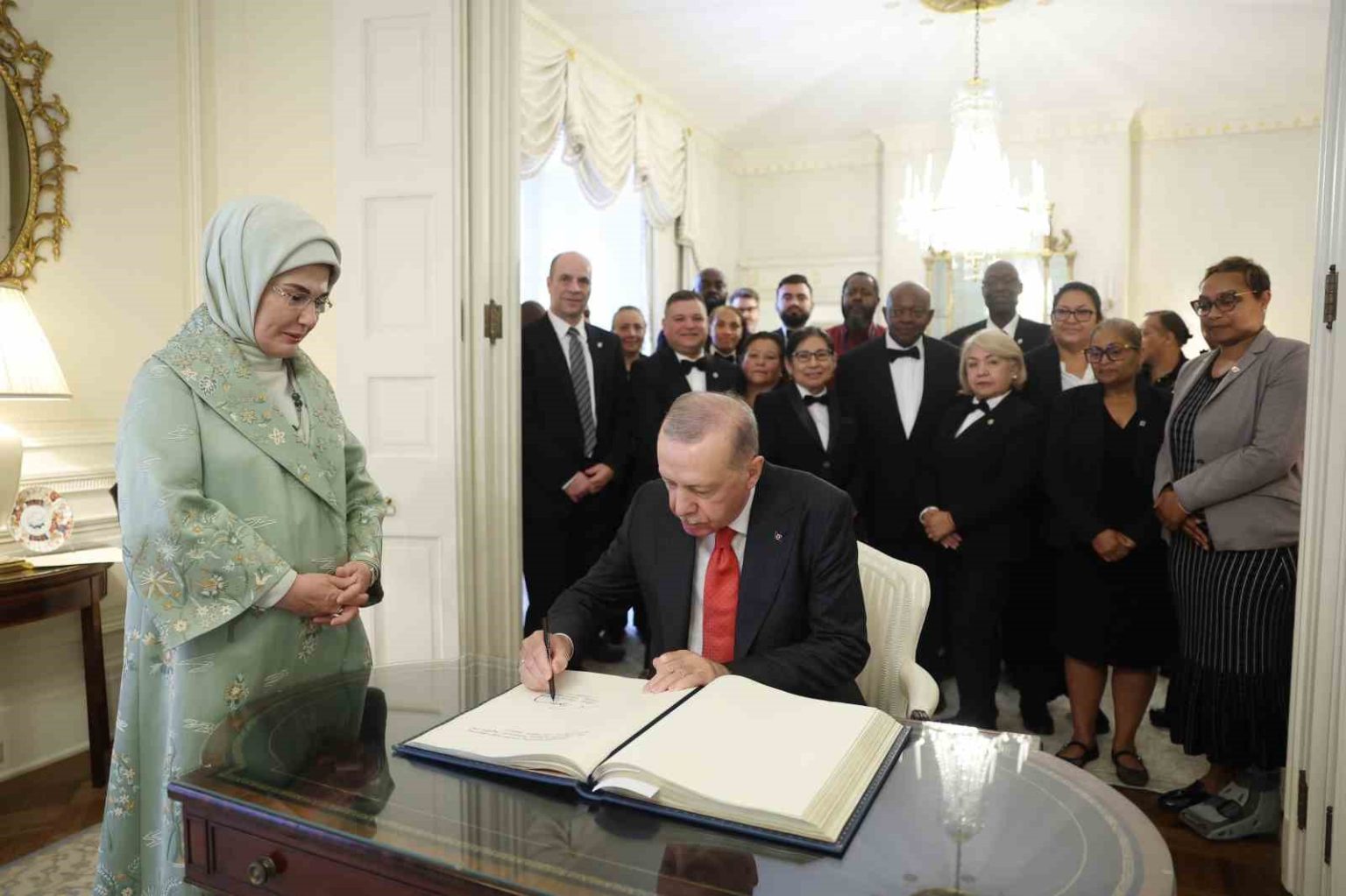 cumhurbaskani-erdogan-blair-house-calisanlariyla-hatira-fotografi-cektirdi