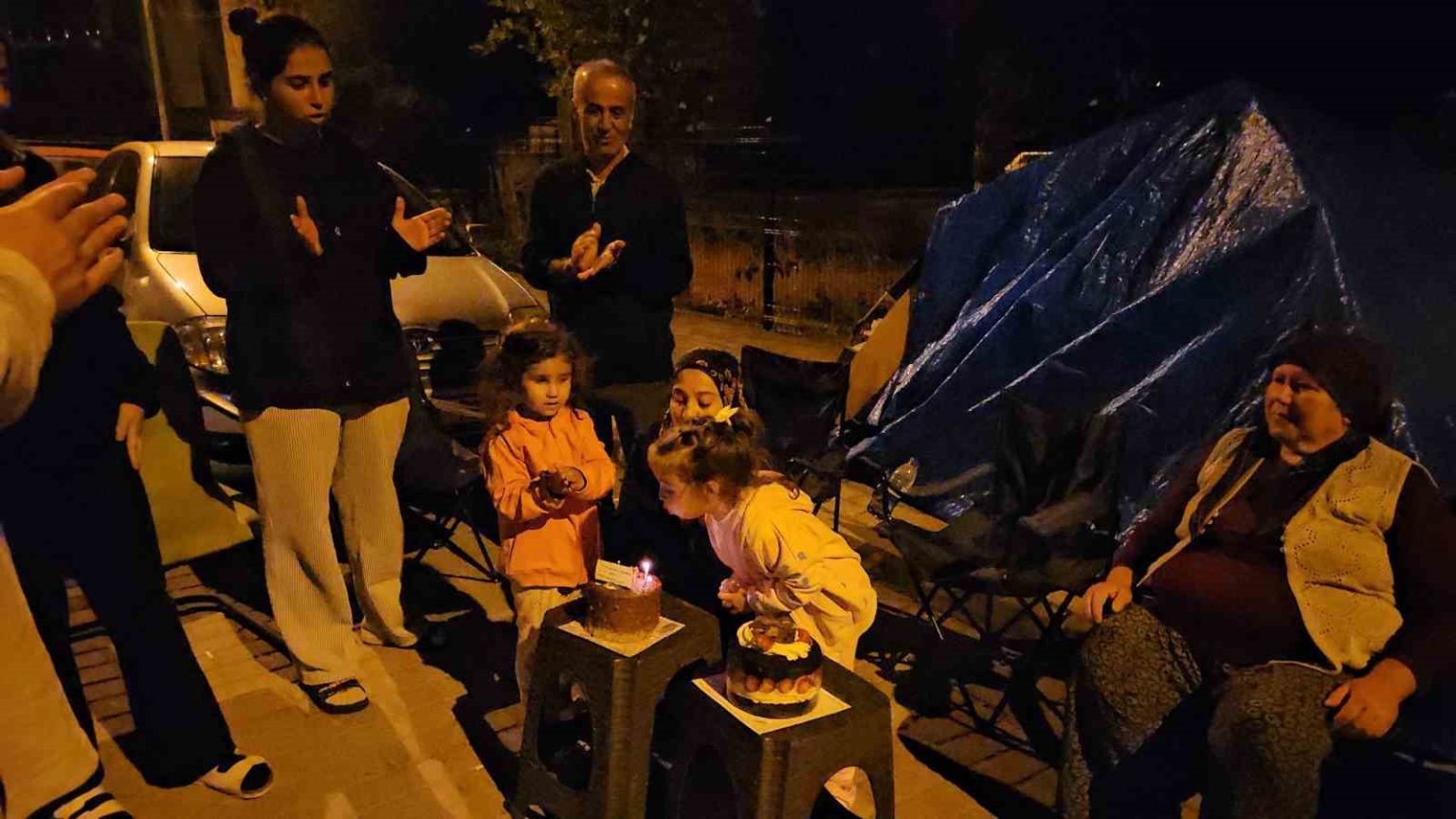 deprem-cadirinda-dogum-gunu-surprizi