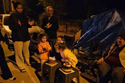 deprem-cadirinda-dogum-gunu-surprizi