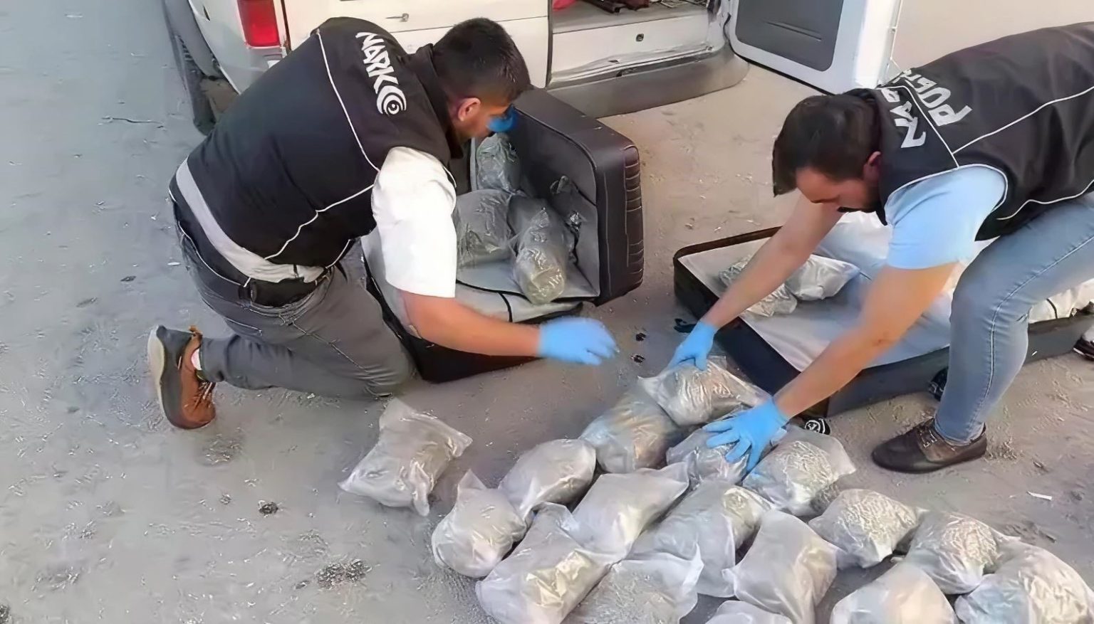dronla-takip-edilen-minibusten-35-kilo-uyusturucu-cikti