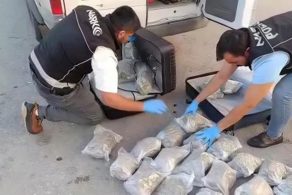 dronla-takip-edilen-minibusten-35-kilo-uyusturucu-cikti