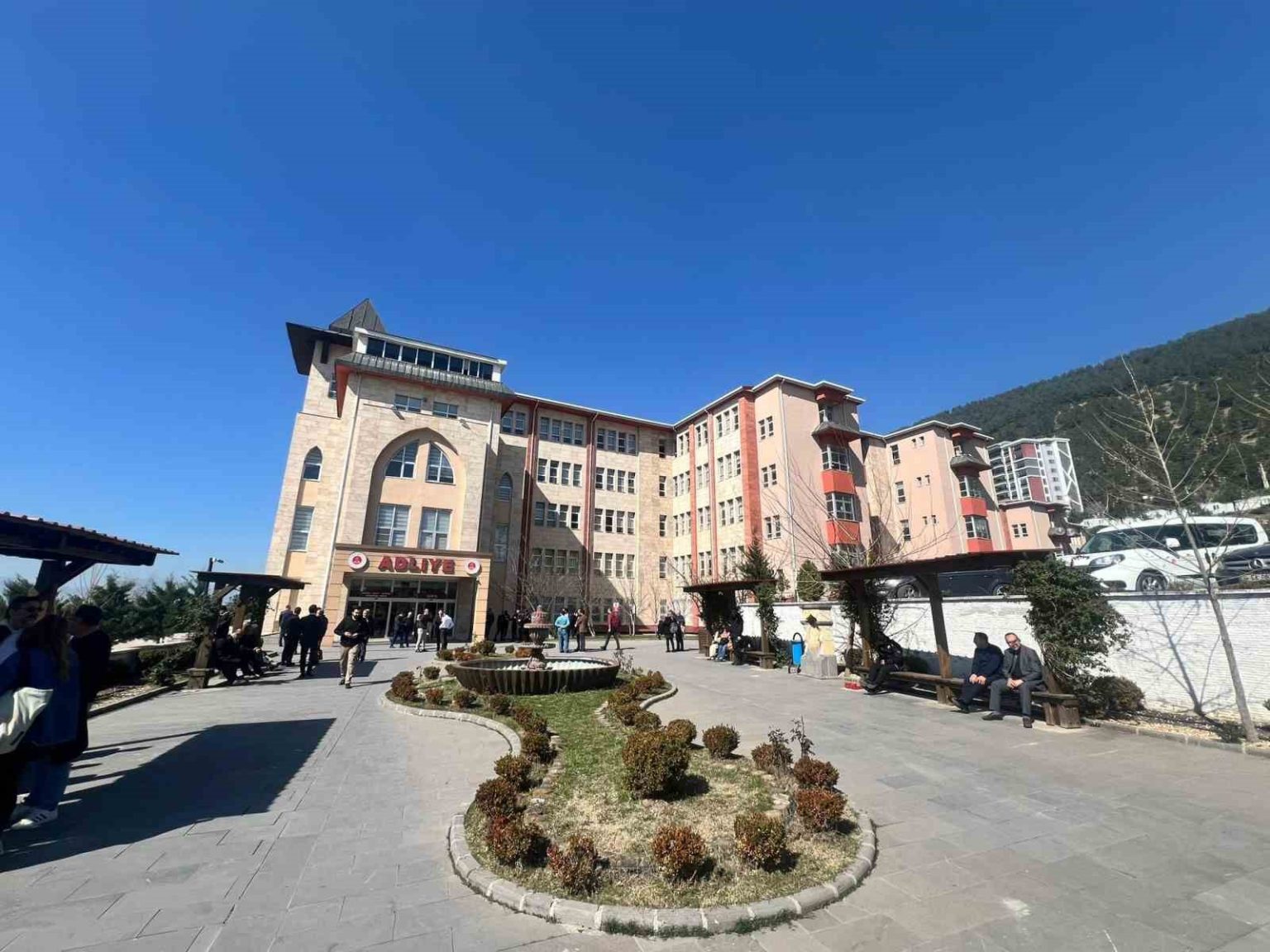 eski-es-katili-hakim-karsisina-cikti-hastanede-kalabaligin-icinde-seni-oldurecegim-diye-tehdit-etmis