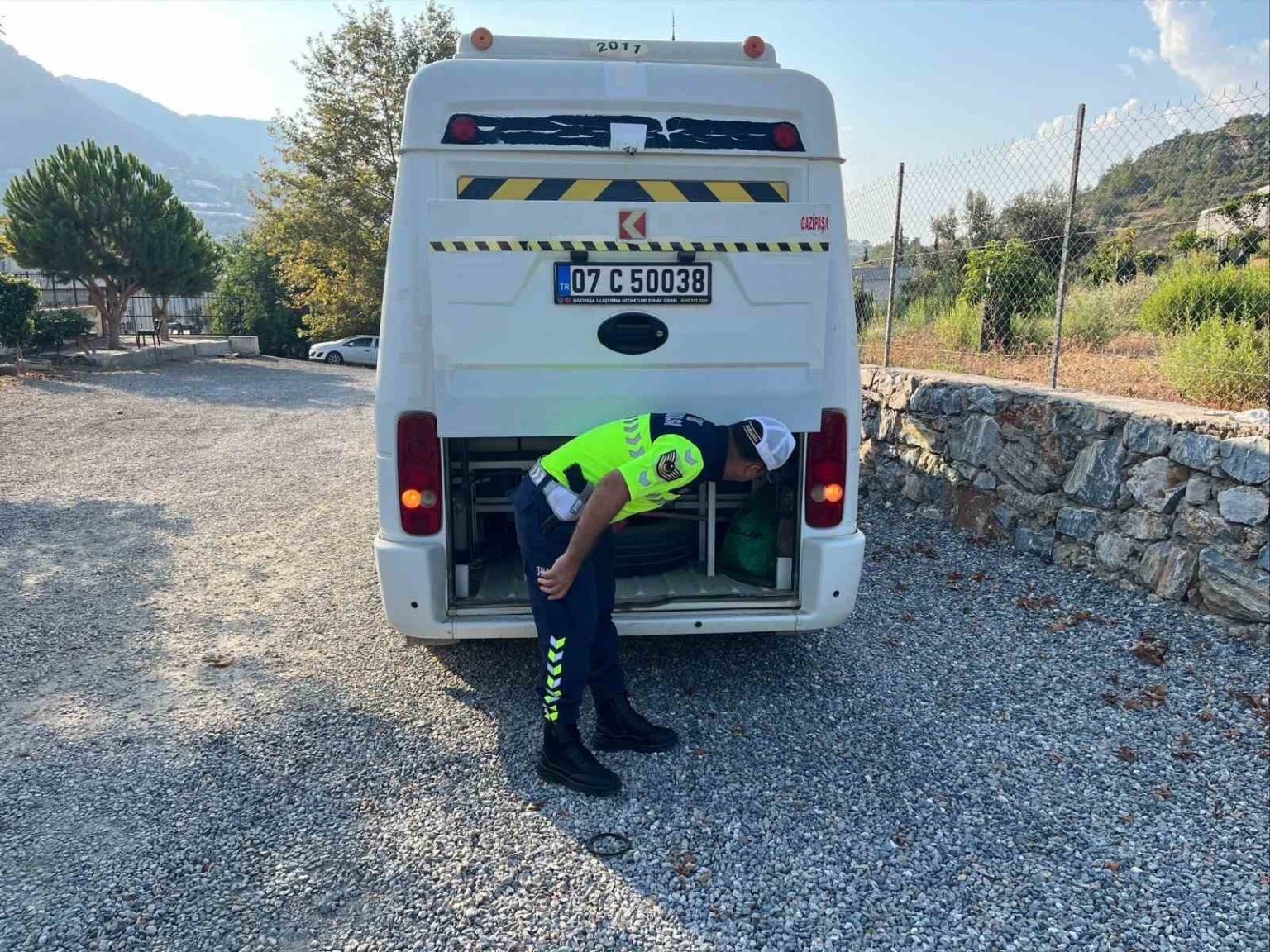 gazipasada-jandarma-ve-polisten-servislere-siki-denetim