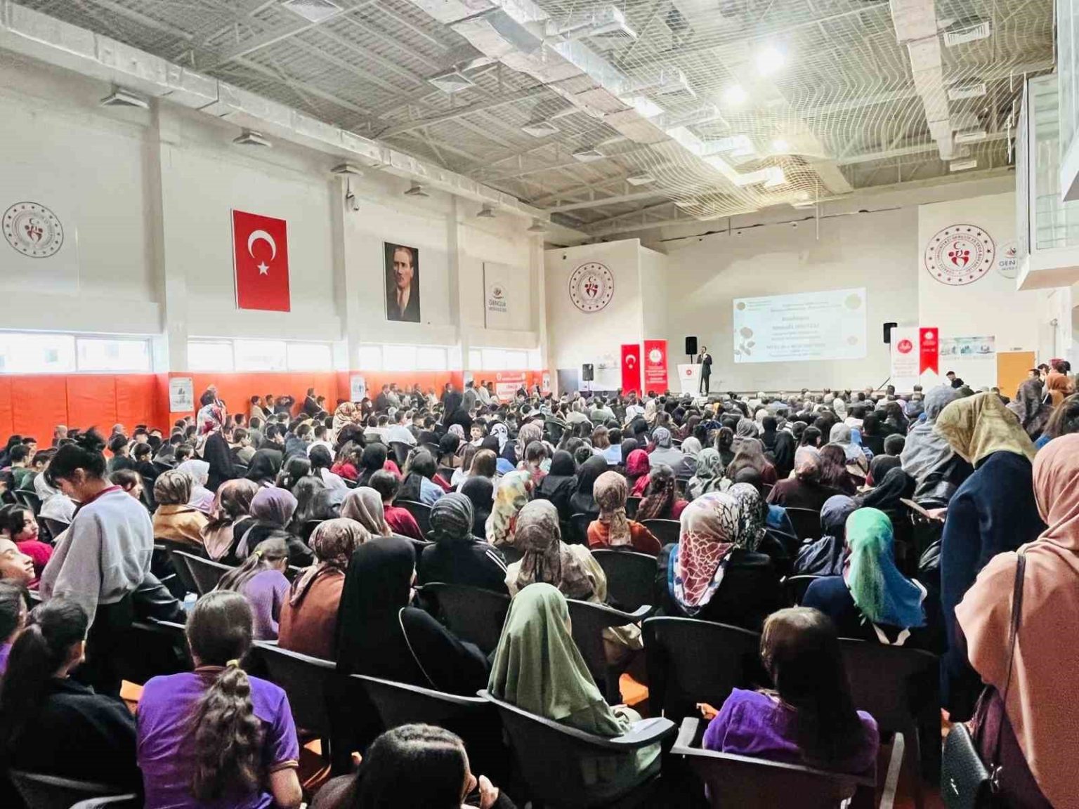 hakkaride-hazreti-peygamber-ve-aile-konferansi-duzenlendi