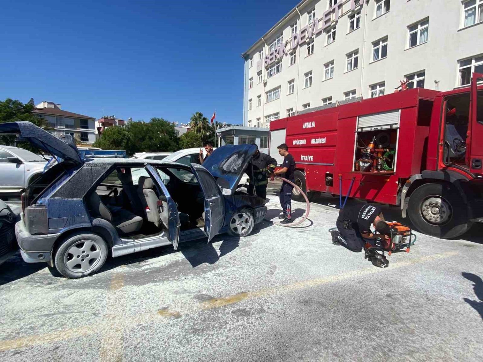 hastane-otoparkinda-park-halindeki-otomobil-yanarak-kullanilamaz-hale-geldi