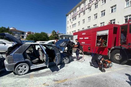 hastane-otoparkinda-park-halindeki-otomobil-yanarak-kullanilamaz-hale-geldi
