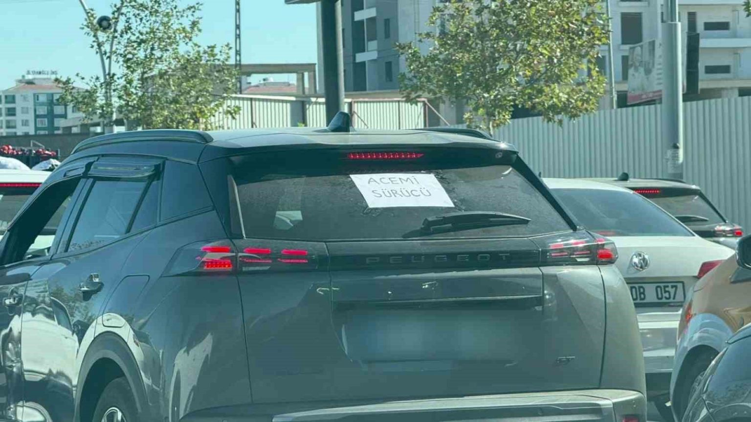 kadin-sofor-aracina-acemi-surucu-yazisi-asarak-onlem-aldi