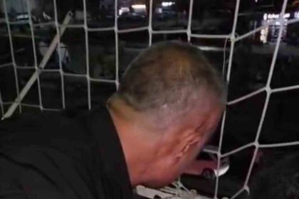 kafasi-balkon-korkuluklarina-sikisan-cocuk-itfaiye-ekiplerince-kurtarildi