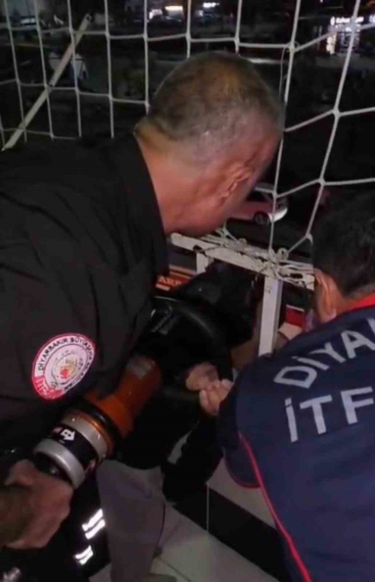 kafasi-balkon-korkuluklarina-sikisan-cocuk-itfaiye-ekiplerince-kurtarildi