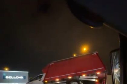 kamyonet-bariyerlere-uctu