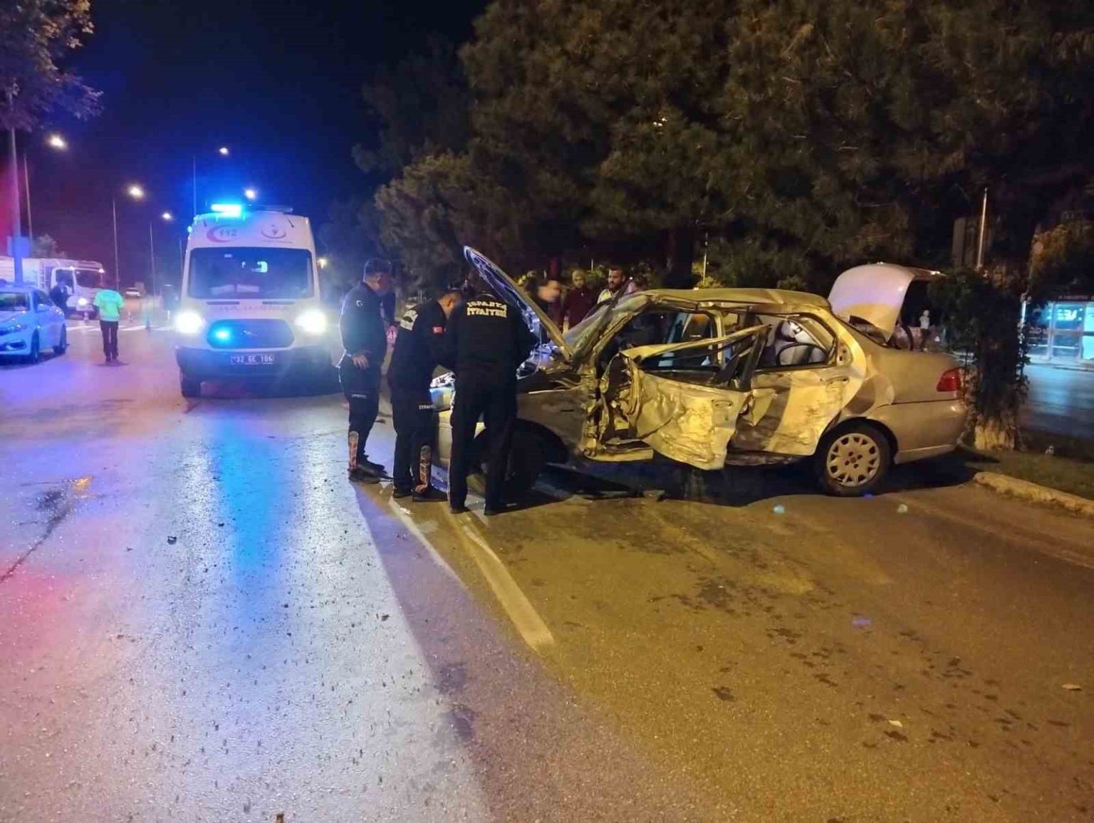 kontrolden-cikan-otomobil-agaclara-carparak-durabildi-genc-surucu-yaralandi