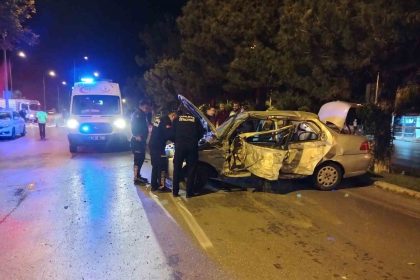 kontrolden-cikan-otomobil-agaclara-carparak-durabildi-genc-surucu-yaralandi