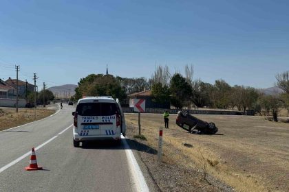 konyada-otomobil-sarampole-devrildi-4-yarali