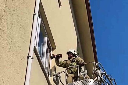 lavaboda-felasan-sahis-evin-cami-kirilarak-kurtarildi