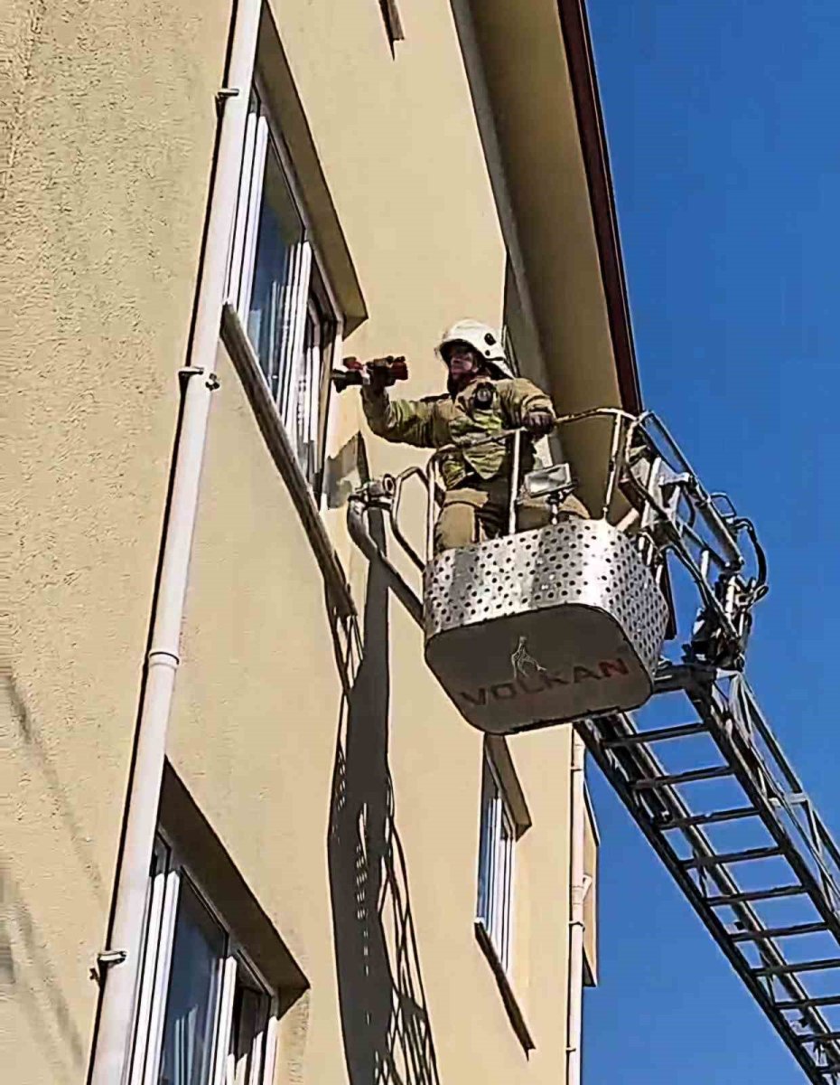 lavaboda-felasan-sahis-evin-cami-kirilarak-kurtarildi