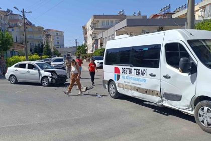 manavgatta-okul-servisi-ile-otomobil-carpisti-2-yarali