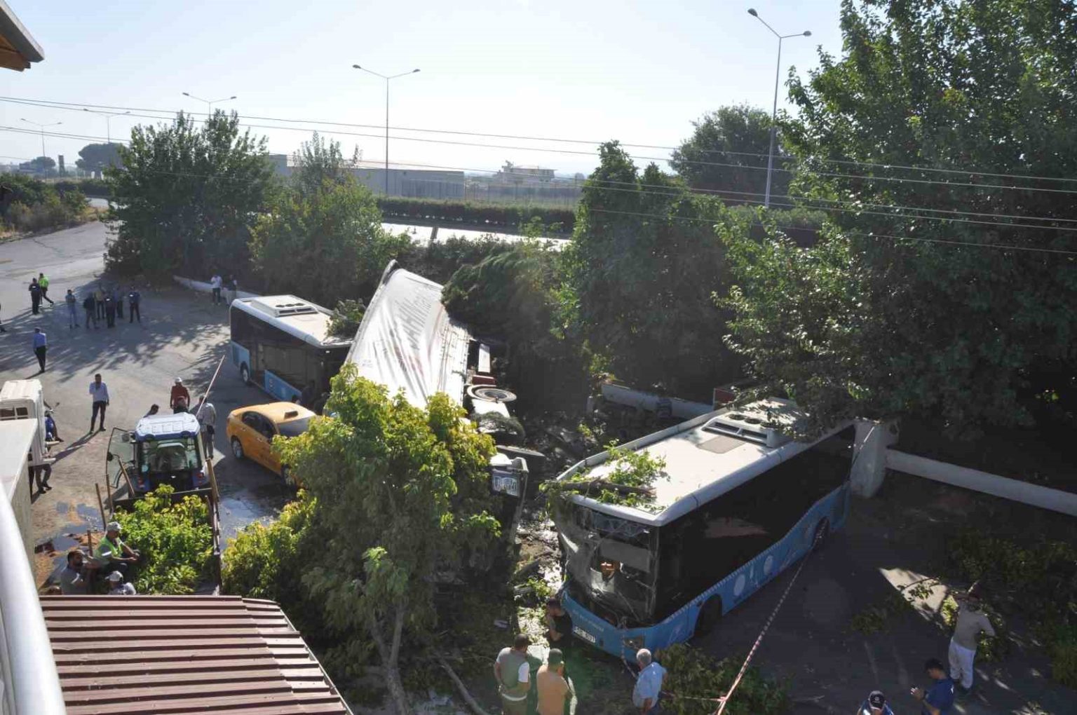 manisada-tir-faciasi-1-olu-biri-polis-2-yarali