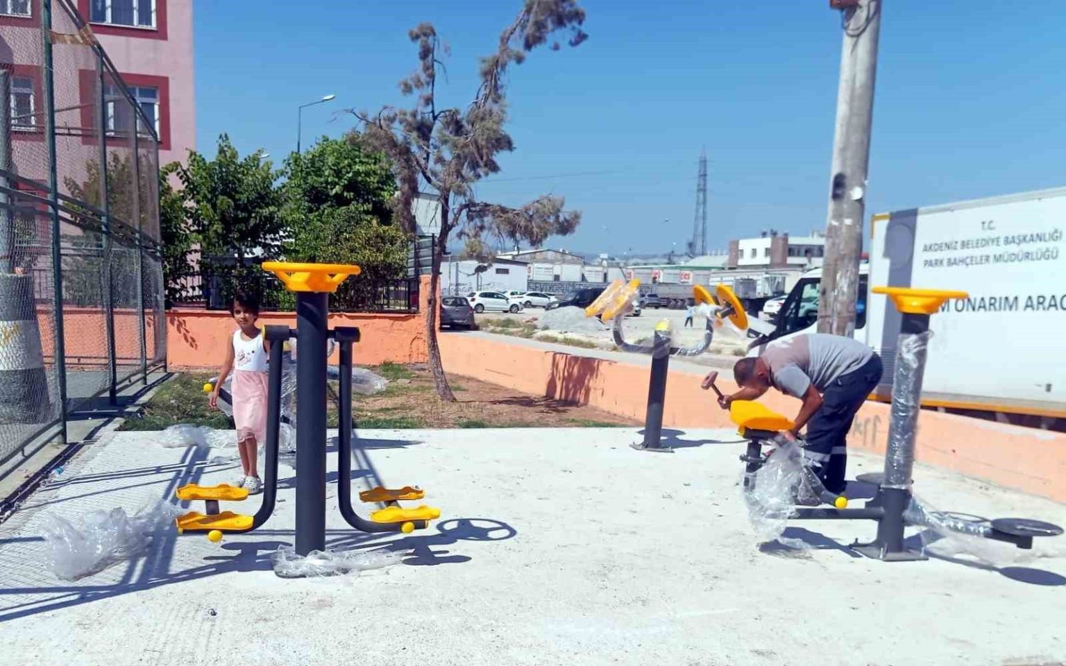 mersinde-cocuk-oyun-parklarinin-eksikleri-gideriliyor-yesil-alanlara-bakim-yapiliyor