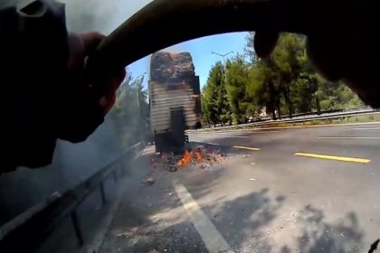 mersinde-karton-yuklu-tirda-yangin