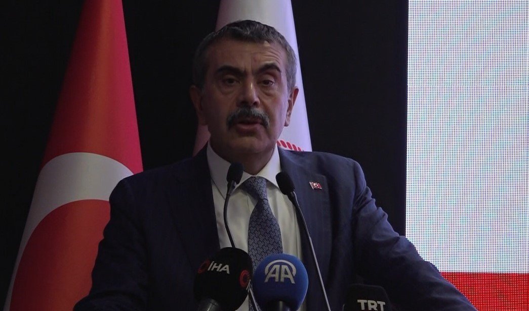 milli-egitim-bakani-tekin-egitime-katki-saglayan-hayirseverlere-plaket-takdim-etti