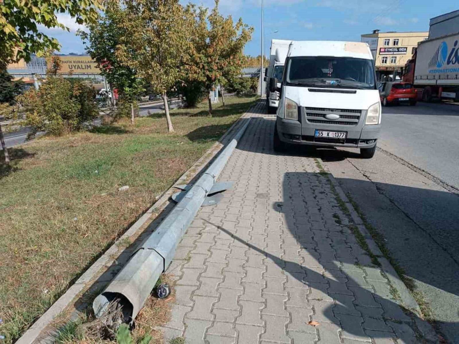 minibus-yikilan-direkten-santimlerle-kurtuldu