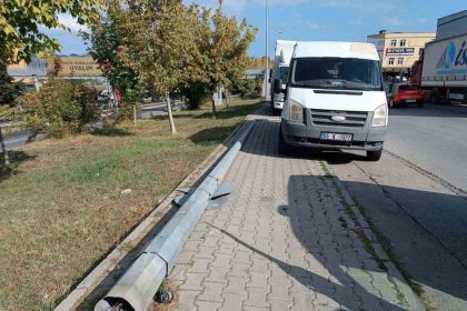 minibus-yikilan-direkten-santimlerle-kurtuldu