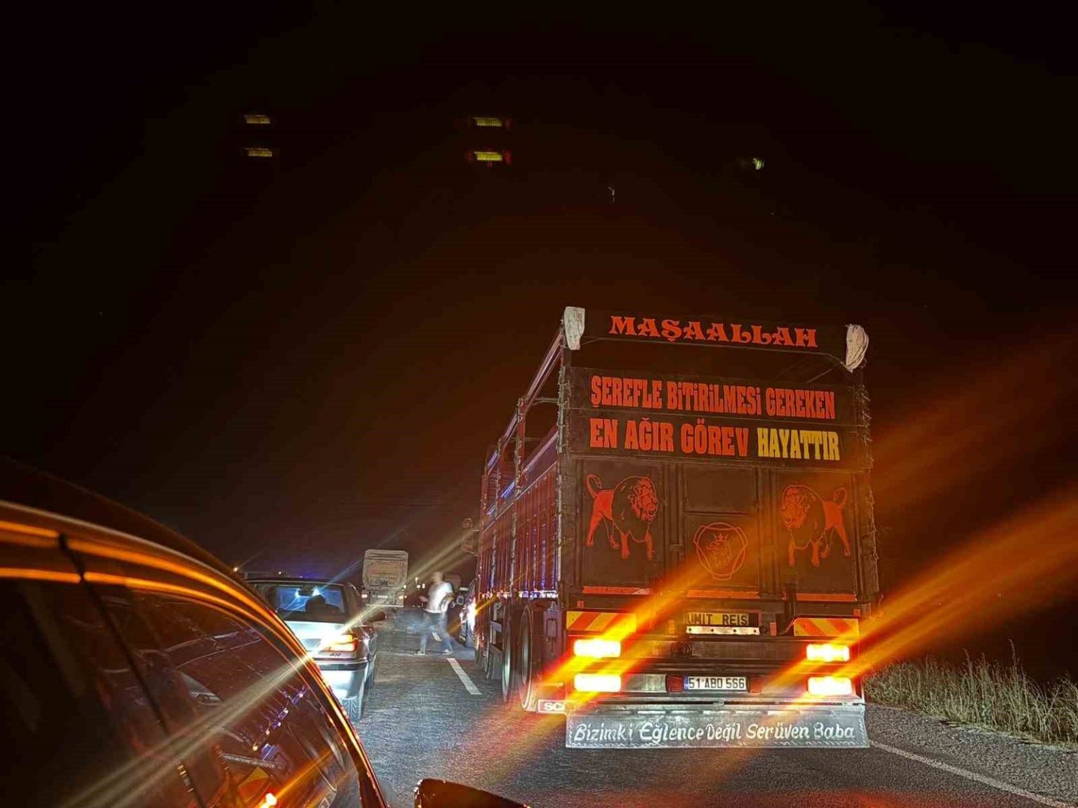 motosiklet-seyir-halindeki-tira-carpti-2-yarali