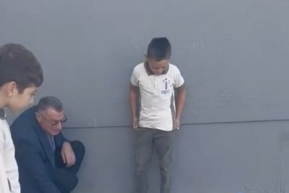 okul-muduru-ogrencilerle-bahcede-misket-oynadi