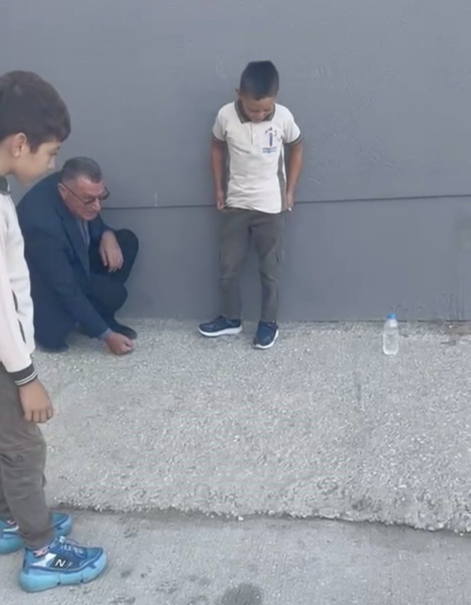 okul-muduru-ogrencilerle-bahcede-misket-oynadi