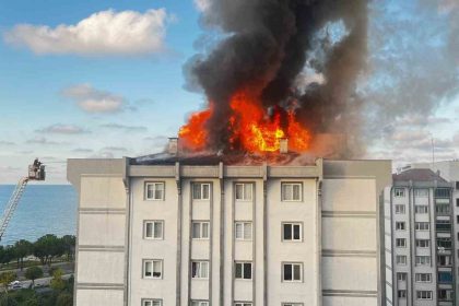 orduda-7-katli-binanin-catisi-alev-alev-yandi