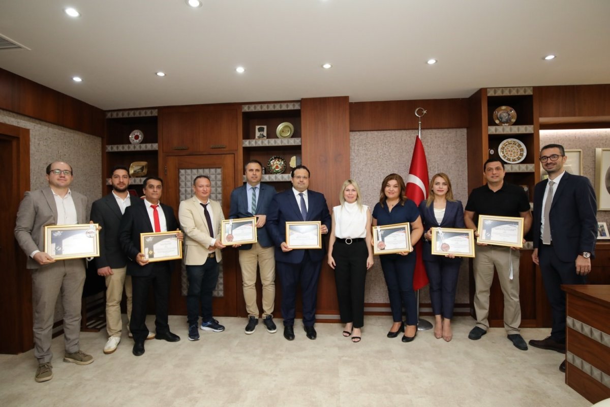 rektor-ozkan-buluslariyla-odul-alan-ogretim-uyelerini-tebrik-etti