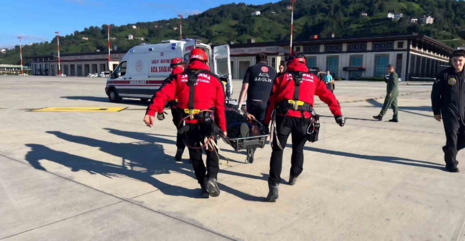 rizede-askeri-helikopterlerin-mesaisi-suruyor
