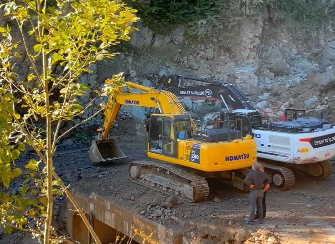 rizede-sel-ve-heyelanlar-sonrasi-riskli-kayalara-ilginc-temizlik