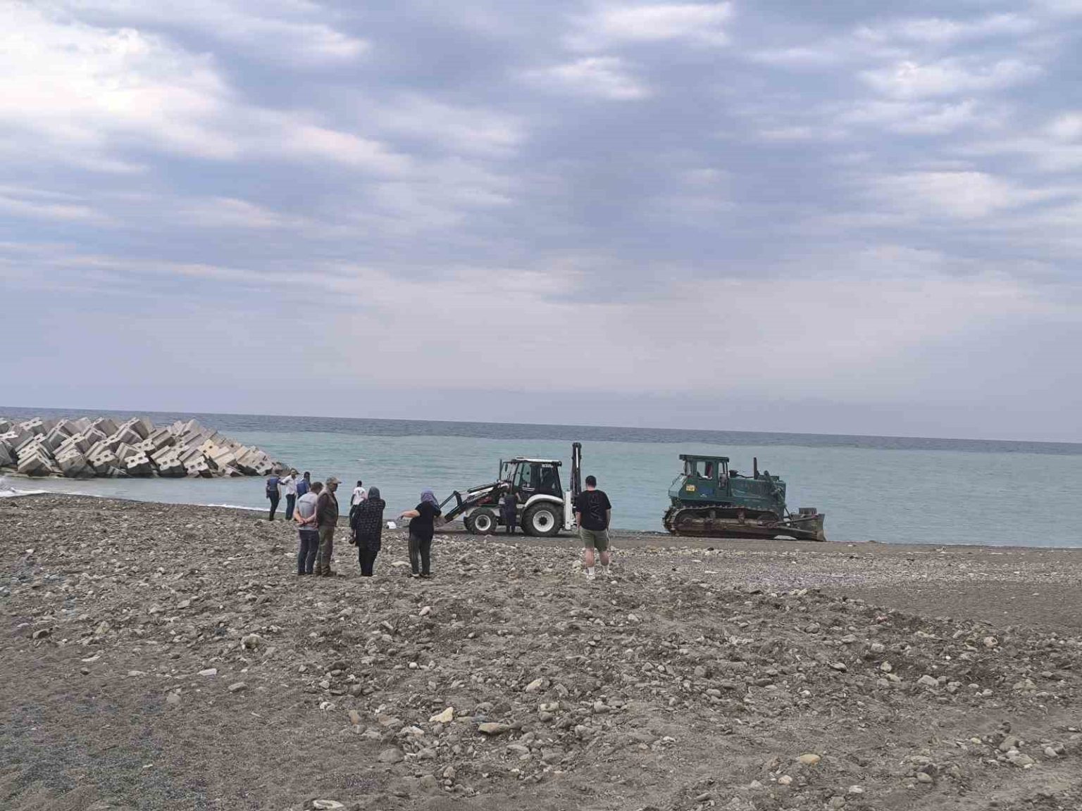 sahilde-guneslenen-kadini-ezerek-olumune-sebep-olan-is-makinesi-operatoru-tahliye-edildi