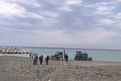 sahilde-guneslenen-kadini-ezerek-olumune-sebep-olan-is-makinesi-operatoru-tahliye-edildi