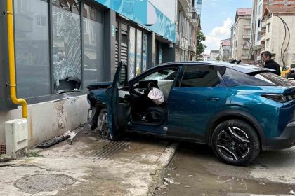 samsunda-kontrolden-cikan-otomobil-park-halindeki-araclara-carpti-1-yarali