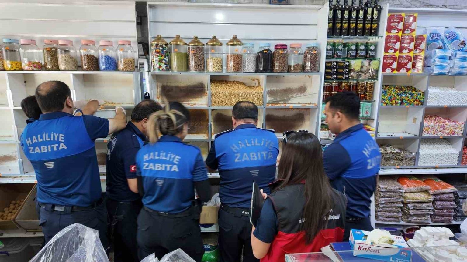 sanliurfada-son-tuketim-tarihi-gecmis-yuzlerce-urun-imha-edildi