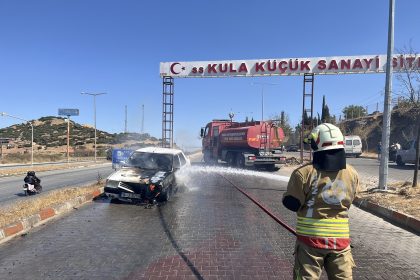 seyir-halindeki-otomobil-alev-aldi