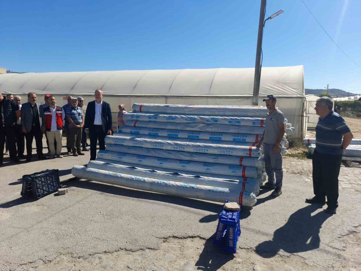 simavda-34-sera-sahibine-yuzde-50-hibeli-23-ton-sera-naylonu-dagitildi