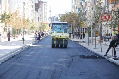 suvaroglu-caddesinde-sicak-asfalt-serimi-yapiliyor