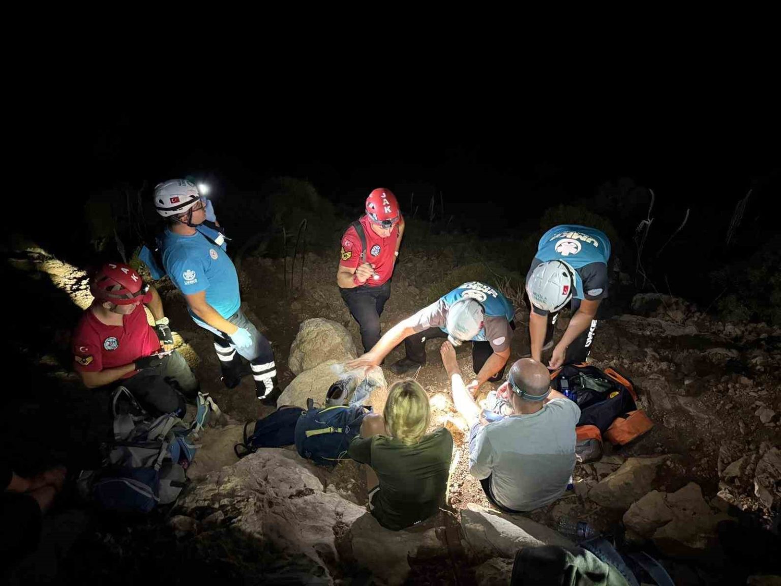 tarihi-yolda-mahsur-kalan-3-kisi-kurtarildi