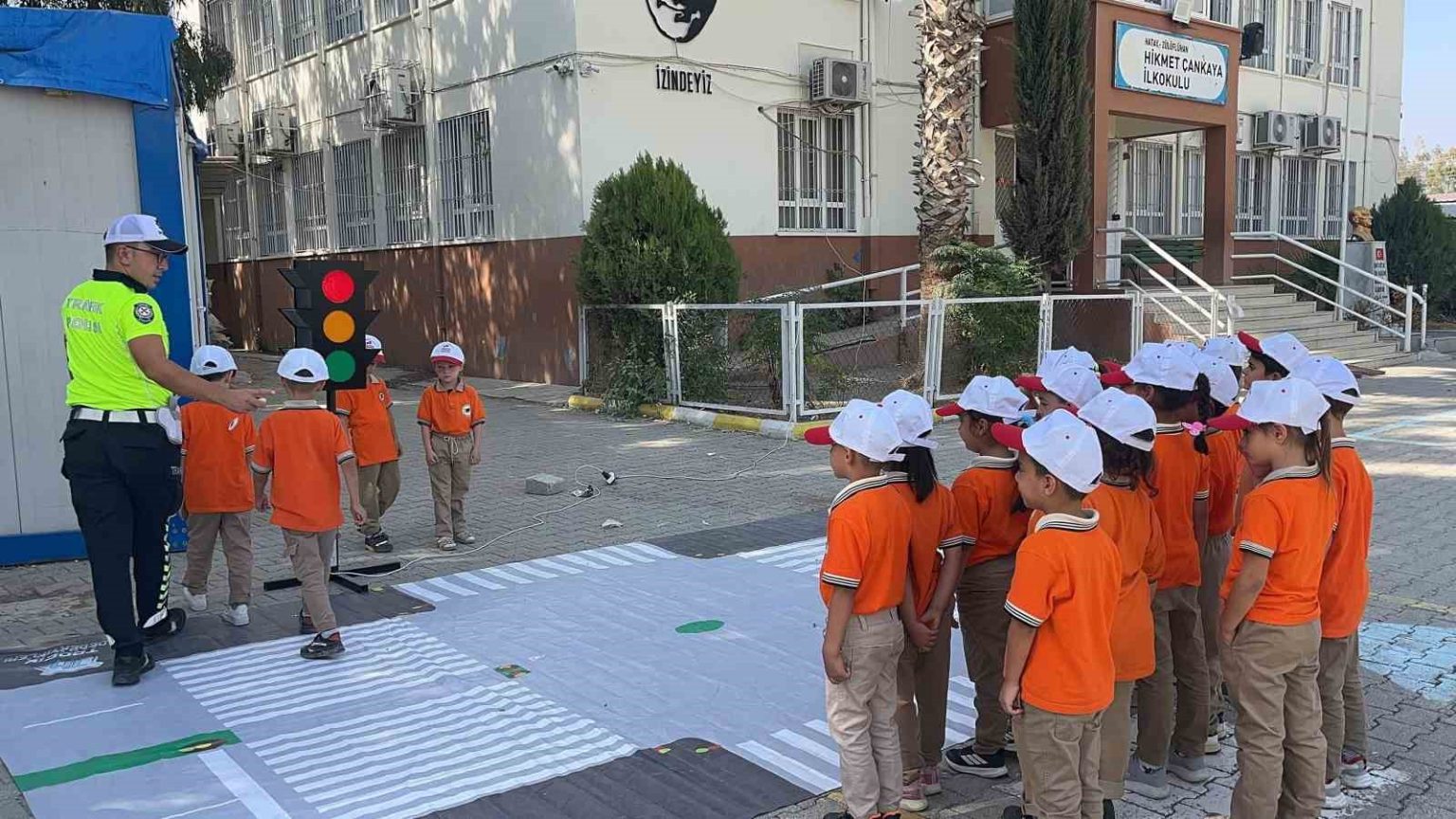 trafik-polislerinden-152-ilkokul-ogrencisine-trafik-egitimi-verildi
