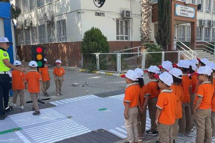 trafik-polislerinden-152-ilkokul-ogrencisine-trafik-egitimi-verildi
